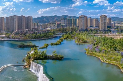 云南城投在昆明開(kāi)發(fā)的最大項(xiàng)目--昆明湖,目前也已轉(zhuǎn)讓給母公司旗下另一家企業(yè)